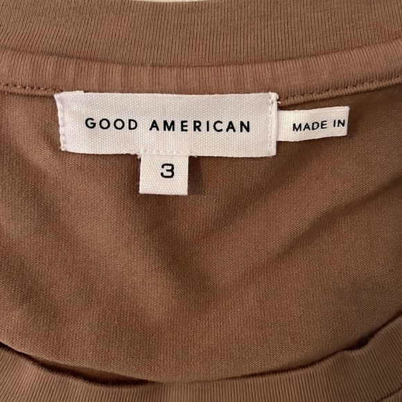 GOOD AMERICAN Essential Cropped Shoulder T-Shirt - Picture 5 of 9